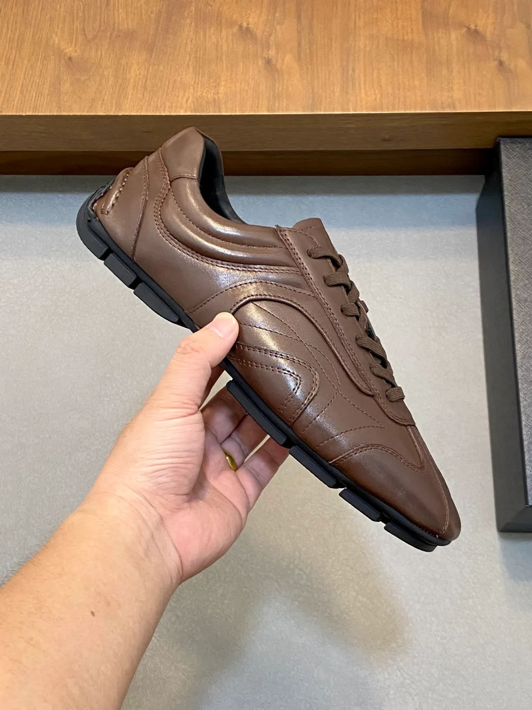 Men's Men's Shoes 💰800 Prada/Prada Men's Leather Casual Sports Shoes, a hot product made in Guangzhou! Made of imported calfskin splicing upper, three-dimensional geometric segmentation, precision manufacturing, uniform stitching, leather texture at a glance, multi-color splicing, fashionable and generous, soft, comfortable and breathable, decorated with PRADA letter logo on the outside, classic letter logo on the tongue, fabric strap on the heel, P family's classic sports shoe type, with fabric lining, silver logo cowhide foot pads, and P family's exclusive rubber outsole. The details are carefully crafted, making it a versatile item for travel! Comes with original box and dust bag! Multiple colors available! Size: 39-40-41-42-43-44 standard leather shoe size (38, 45 customized ¥)